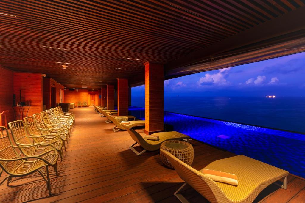 Araliya Beach Resort & Spa atpūtas zona ar skatu uz okeānu.