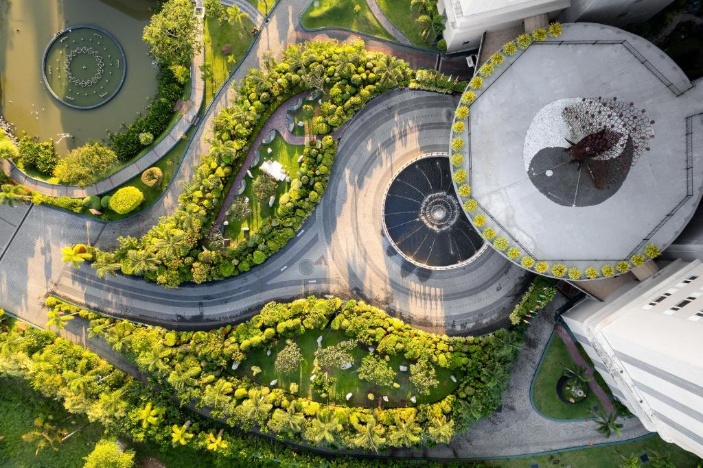 Araliya Beach Resort & Spa dārza skats no augšas