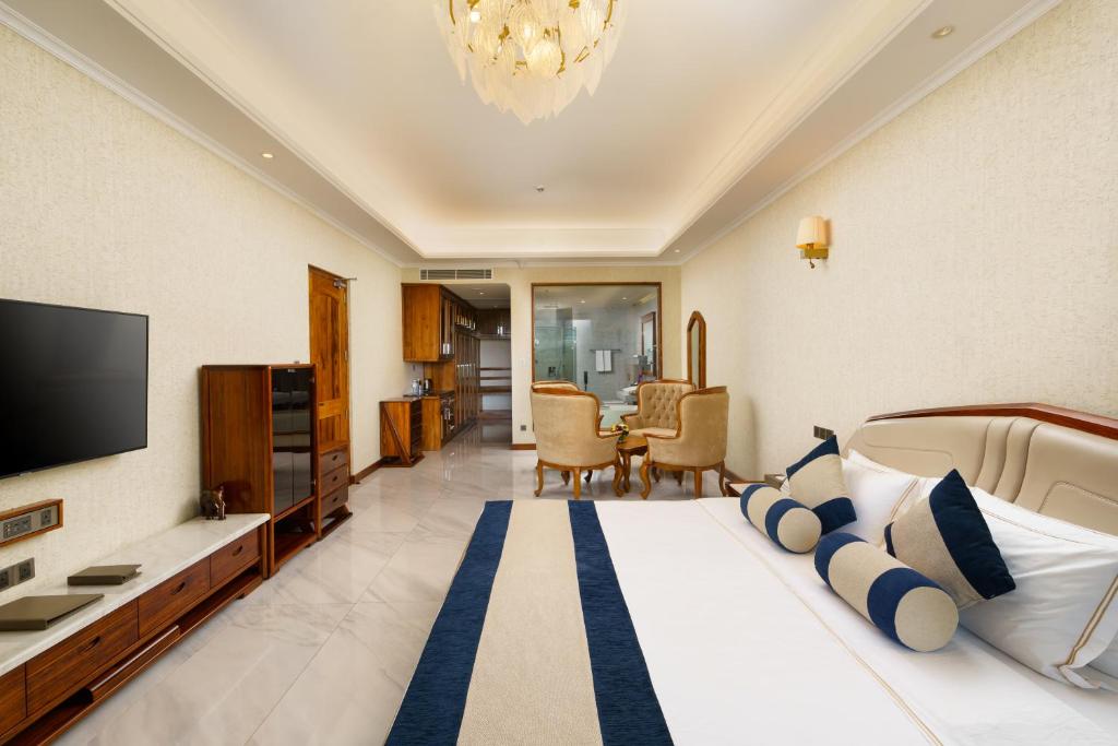 Elegants numurs Araliya Beach Resort & Spa ar modernu interjeru.