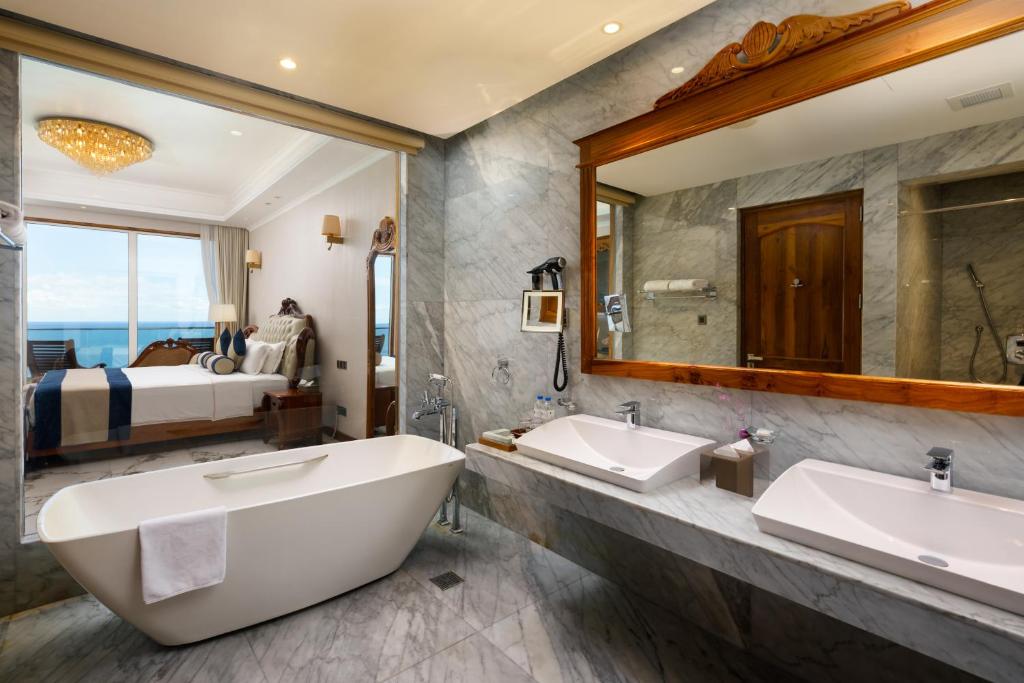 Araliya Beach Resort & Spa luksusa numurs ar skatu uz okeānu.