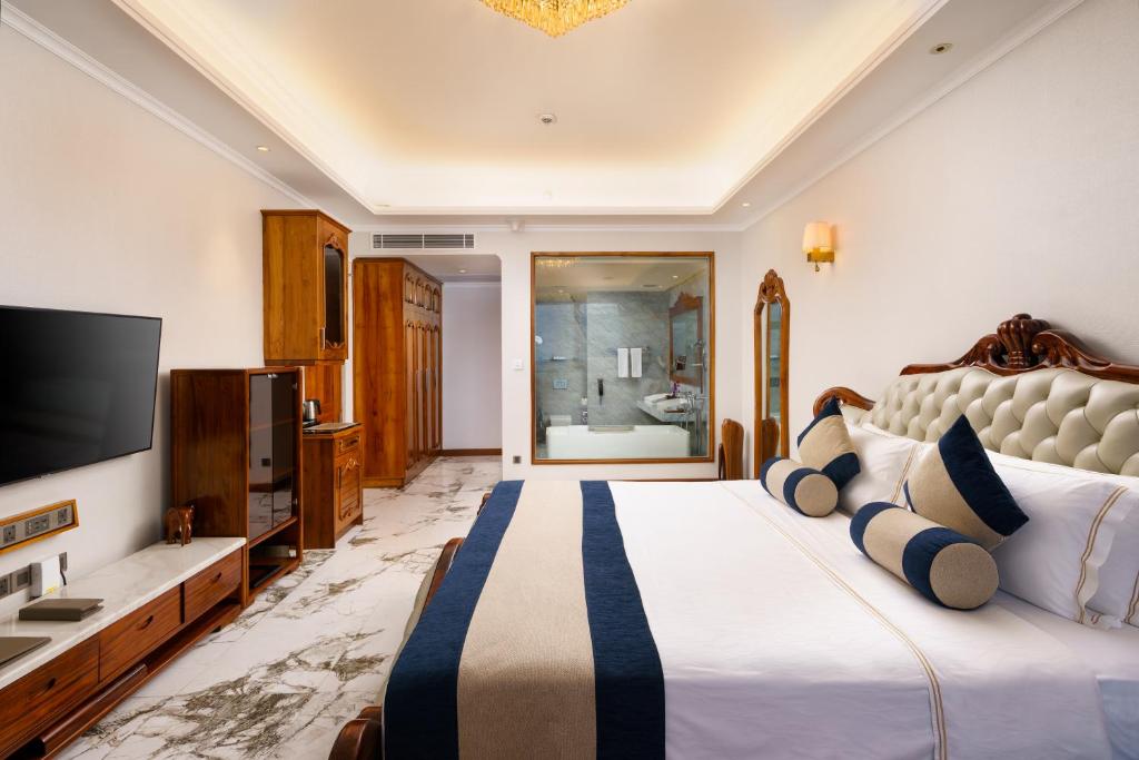 Elegants numurs Araliya Beach Resort & Spa ar modernu interjeru.