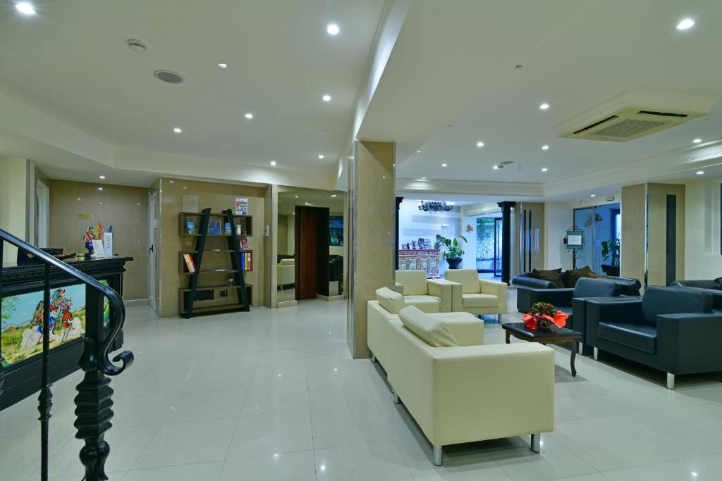 Mūsdienīgs viesnīcas uzgaidāmais ar gaišām krāsām, ērtām mēbelēm un plauktiem, kas pilni ar grāmatām un informācijas materiāliem. Interjerā ir daudz gaismas un augu, kas rada patīkamu atmosfēru.