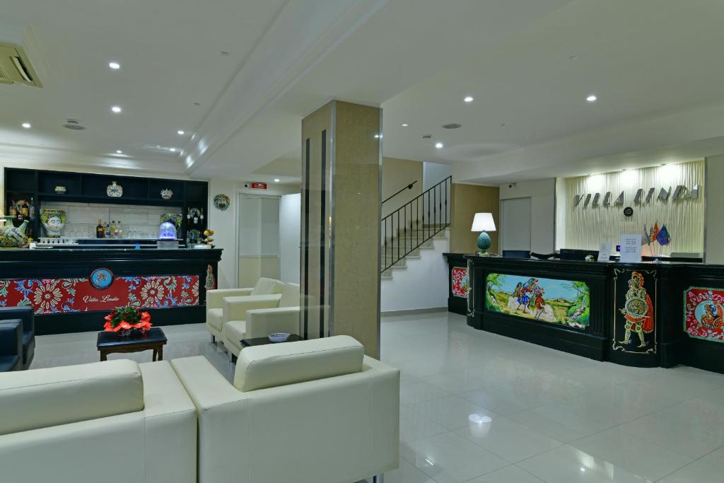 Mūsdienīgs viesnīcas reģistratūras interjers ar stilīgu melnu leti, dekoratīviem elementiem un komfortablu sēdvietu zonu. Rūpīgi izstrādāts dizains apvieno modernitāti un tradīcijas.