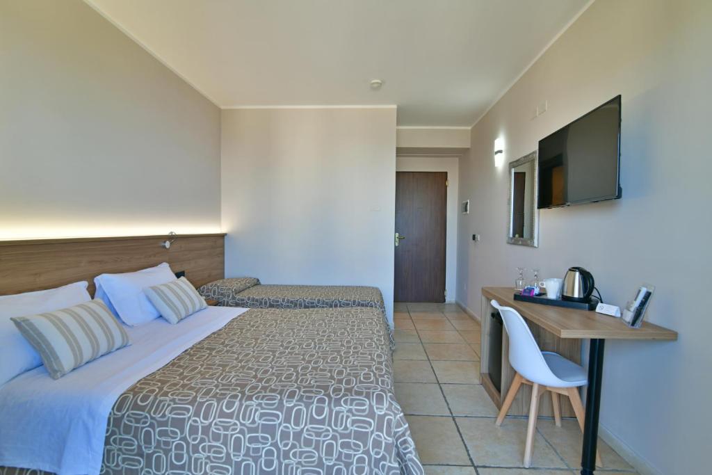 Mūsdienīgs viesnīcas numurs ar divām gultām, koka galdu un televizoru. Telpa ir gaiša un ērta, ideāli piemērota atpūtai.