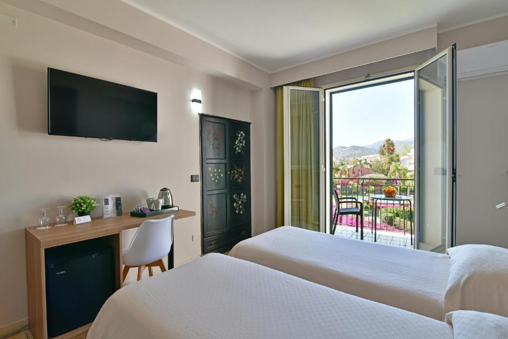 Mūsdienīgs viesnīcas numurs ar divām gultām, televizoru un balkonu, no kura paveras skats uz apzaļumotu teritoriju un kalniem. Iekārtojums iekļauj galdu ar kafijas automātu un ledusskapi.