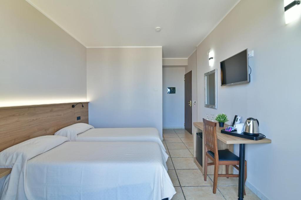 Moderns viesnīcas numurs ar divām atsevišķām gultām, televizoru un rakstāmgaldu. Interjerā ir gaiši toņi un minimālistisks dizains.