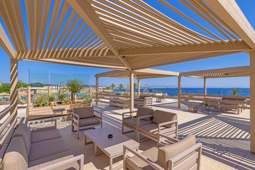 Mūsdienīga atpūtas zona pie Kresten Royal Euphoria Resort ar skatu uz jūru.