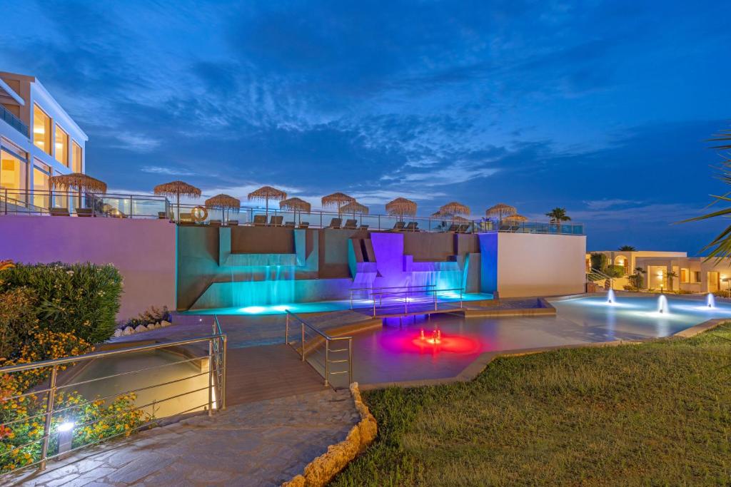 Kresten Royal Euphoria Resort baseins ar apgaismojumu piekrastē