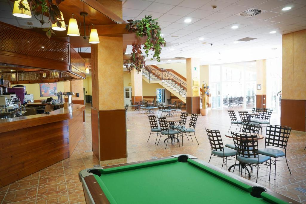 Lieliska telpa ar bāru un biljarda galdu, kurā ir ērtas sēdvietas un gaišs interjers. Ideāla vieta atpūtai un izklaidei.