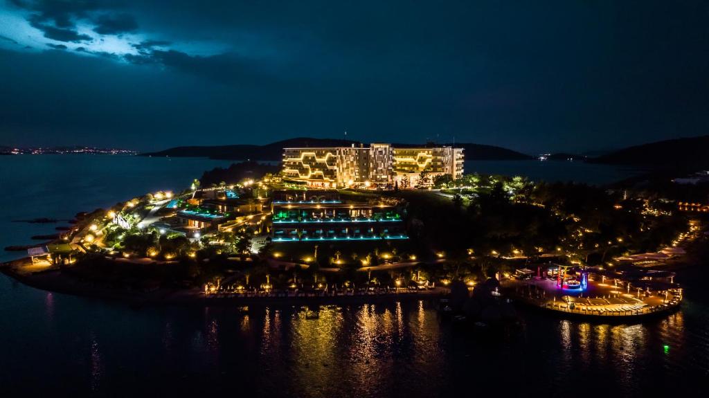 La Blanche Island Bodrum viesnīca nakts ainavā ar apgaismojumu.