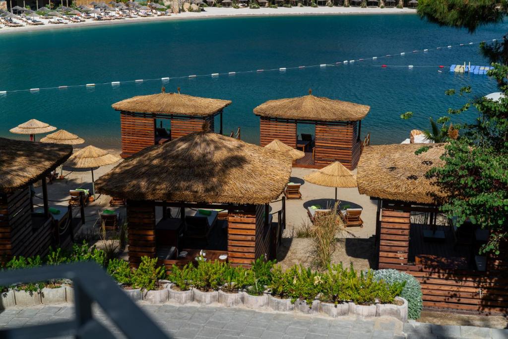 La Blanche Island Bodrum pludmales koka paviljoni pie mierīgas lagūnas