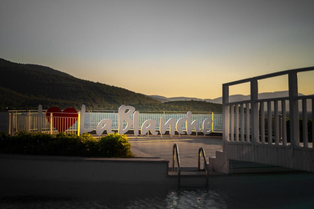 Romantiska zīme 'I ❤️ La Blanche' viesnīcā La Blanche Island Bodrum piekrastē.