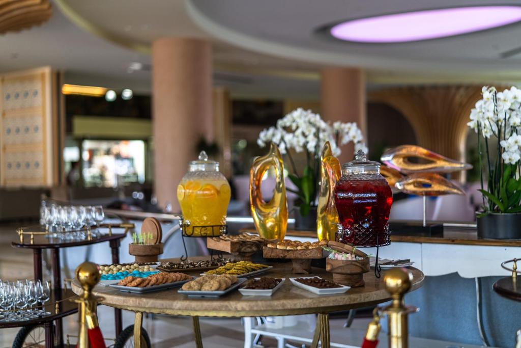 La Blanche Island Bodrum viesnīcas bufete ar dzērieniem un konditorejas izstrādājumiem