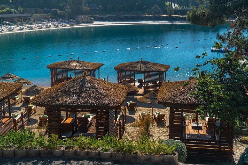 La Blanche Island Bodrum pludmales zonas paviljoni pie kristāldzidra ūdens.