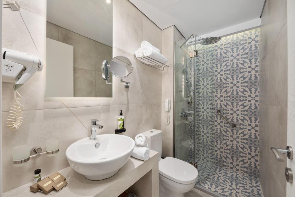 Mūsdienīgs vannas istabas interjers ar dušu un elegantu izskatu. Izcila higiēnas aprīkojuma un aksesuāru izvēle, kas rada komfortablu atmosfēru.