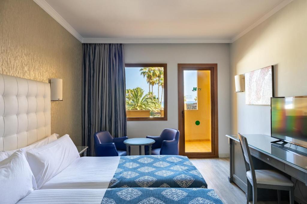 Hotel IPV Palace & Spa numurs ar balkonu un skatu uz dārzu