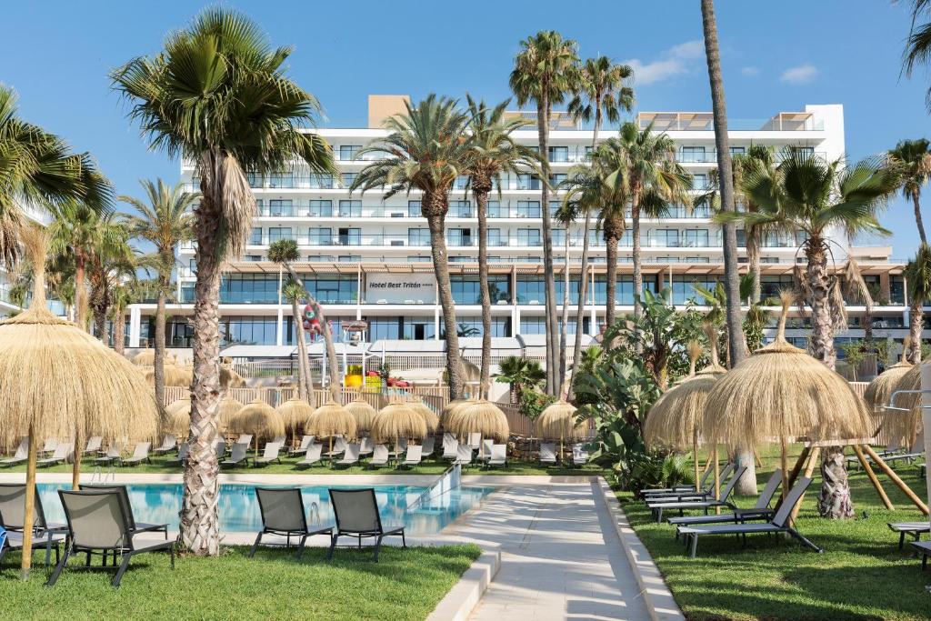 Vasaras kūrorts ar palmām un peldbaseinu, kas apvērsts ar sauļošanās krēsliem un saulessargiem, blakus modernai viesnīcai. Ideāla vieta atpūtai un relaksācijai.