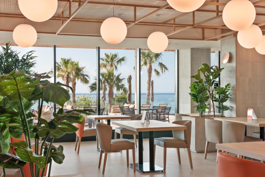 Mūsdienīgs restorāns ar plašiem logiem, no kuriem paveras skats uz palmām un jūru. Interjerā ir eleganti galdi un krēsli, kā arī dekoratīvas augu kompozīcijas.
