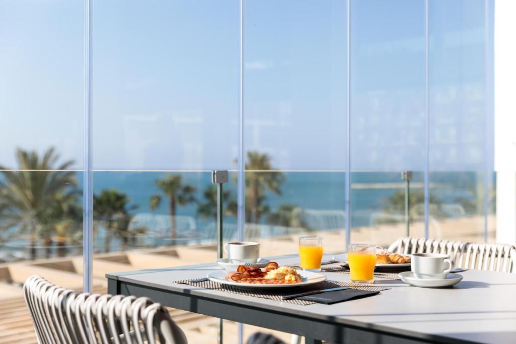 Brots ar dzērieniem un okeāna skats no terases, ideāla vieta rīta sākumam.