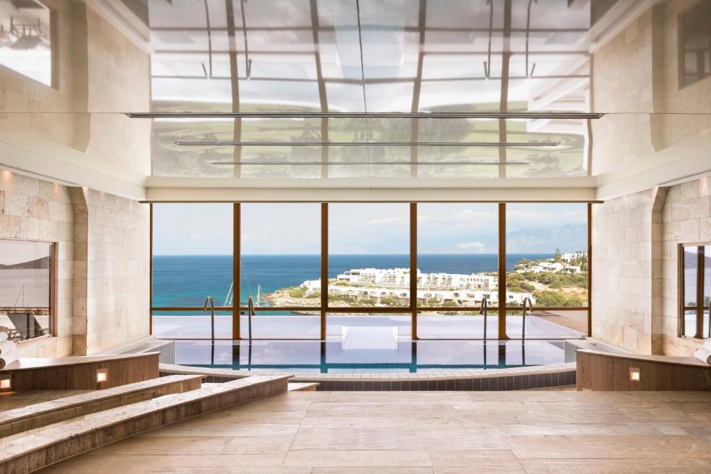 Mūsdienīgs spa ar panorāmas skatu uz jūru, kurā ir iekštelpu baseins un eleganti apdares elementi. Ideāla vieta relaksācijai un atpūtai.