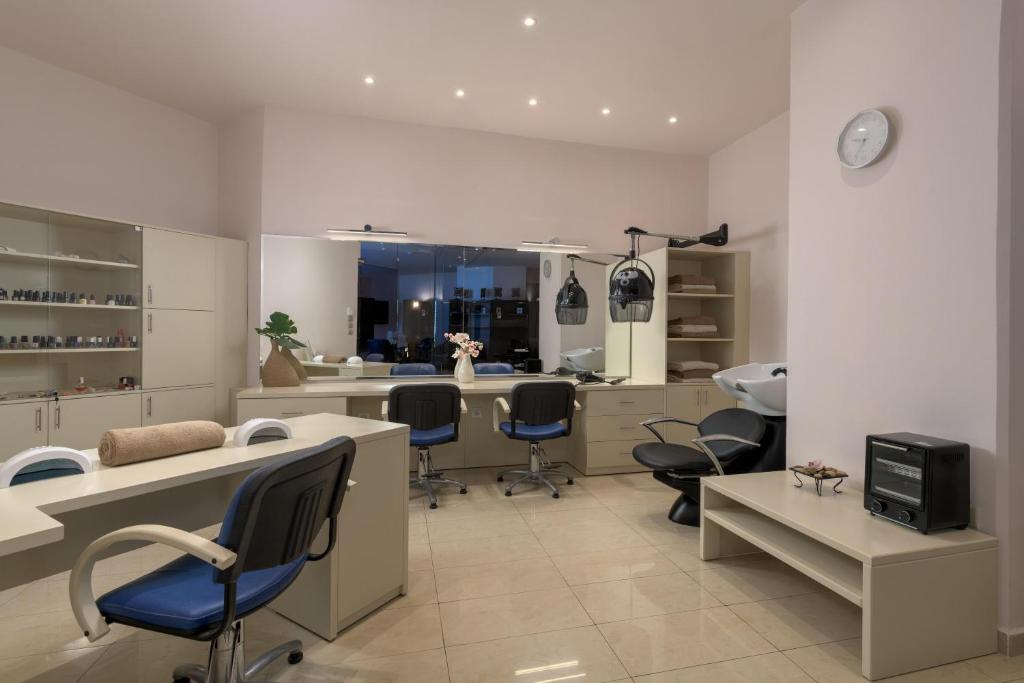 Skaistumkopšanas salons ar modernām mēbelēm, spoguļiem un aprīkojumu. Telpa ir gaiša un plaša, nodrošinot komfortablu vidi klientiem.