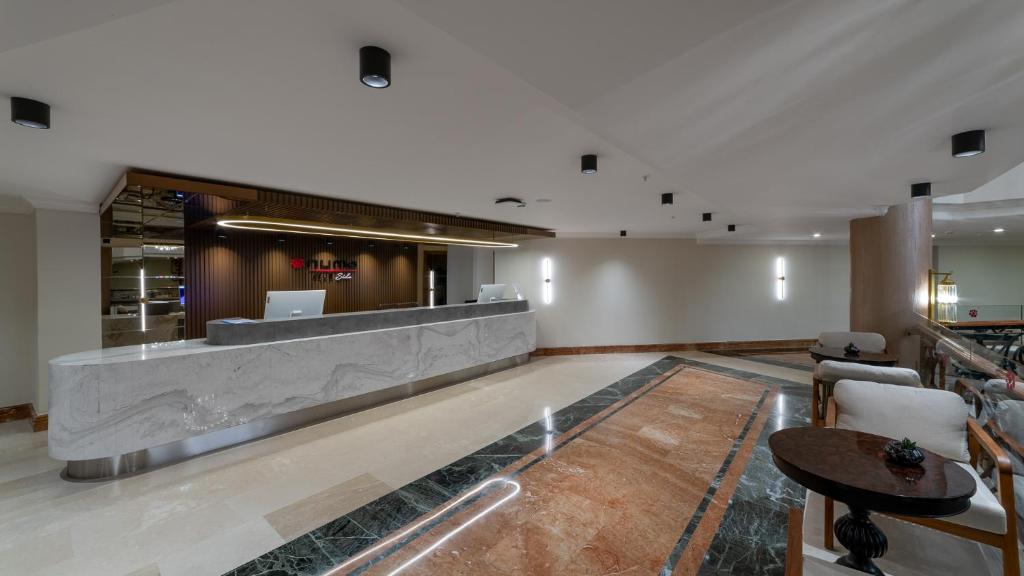 Numa Club Side reģistratūras zona ar mūsdienīgu dizainu un elegantu marmora letes apdari.