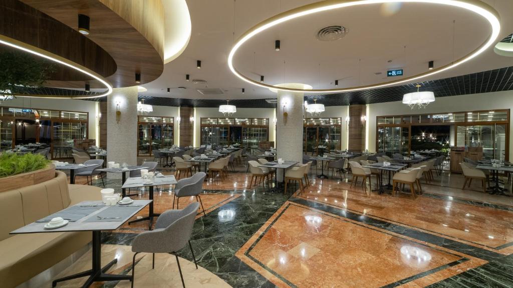 Eleganti iekārtota restorāna telpa Numa Club Side ar mūsdienīgu apgaismojumu.