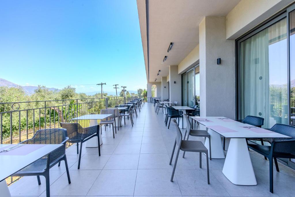 Terase ar galdiem un krēsliem, kas piedāvā skatu uz dabu un kalniem, ideāla vieta relaksācijai. Moderns dizains un plašums rada patīkamu atmosfēru.