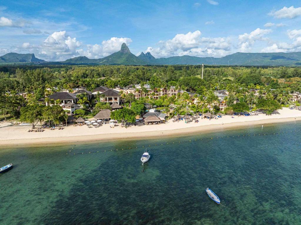 Hilton Mauritius Resort & Spa piekrastē ar kalniem fonā