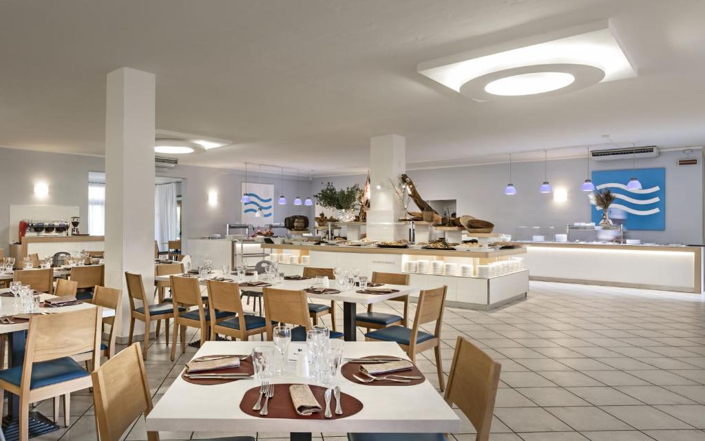 Mūsdienīgs restorāns ar gaišu interjeru, koka galdiem un krēsliem, kā arī labi noformētu bufeti. Telpa ir plaša un viesmīlīga, ar uzsvaru uz jūras tematu.
