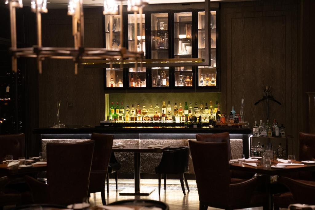 Elegants restorāns ar izsmalcinātu bāra zonu, kurā ir plašs alkohola dzērienu klāsts. Mūsdienīgs interjers ar siltu apgaismojumu un komfortablām sēdvietām.