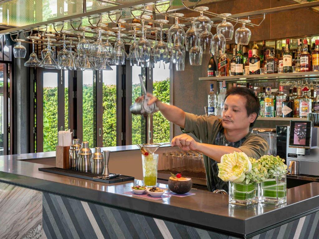 Bārmenis gatavo kokteiļus Grand Mercure Khao Lak Bangsak.