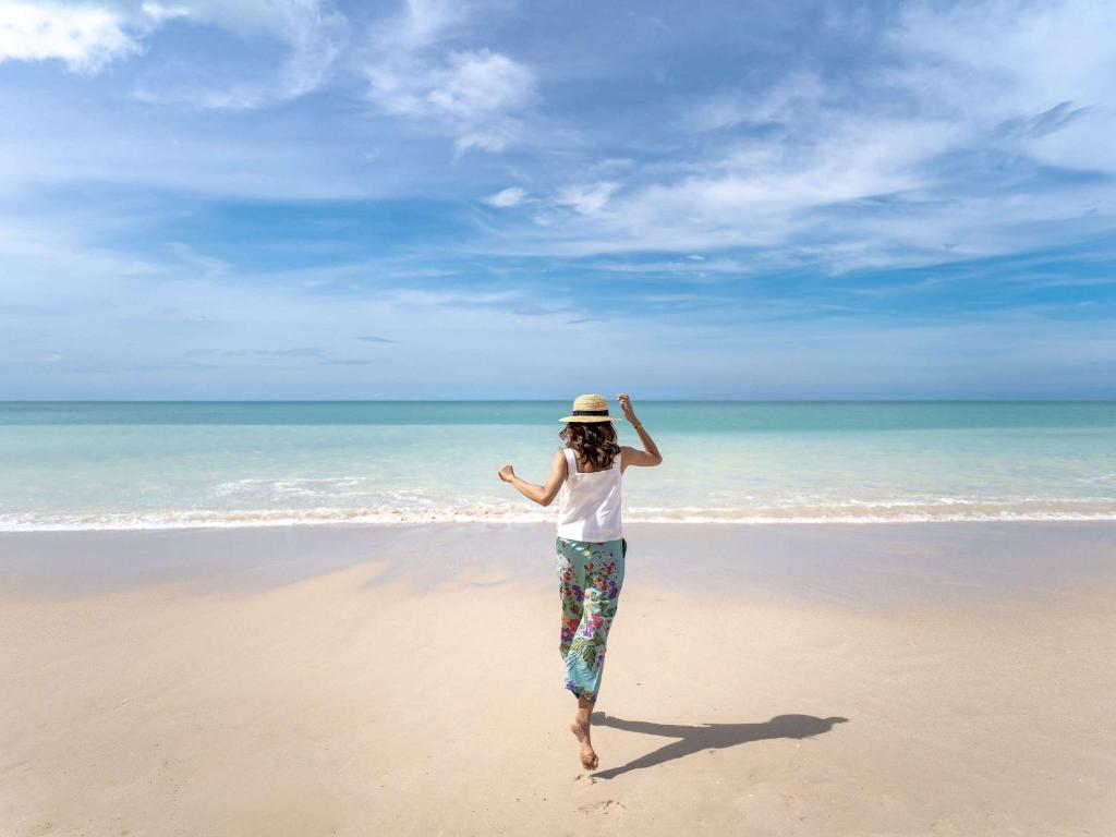 Sieviete skrien pa pludmali pie Grand Mercure Khao Lak Bangsak