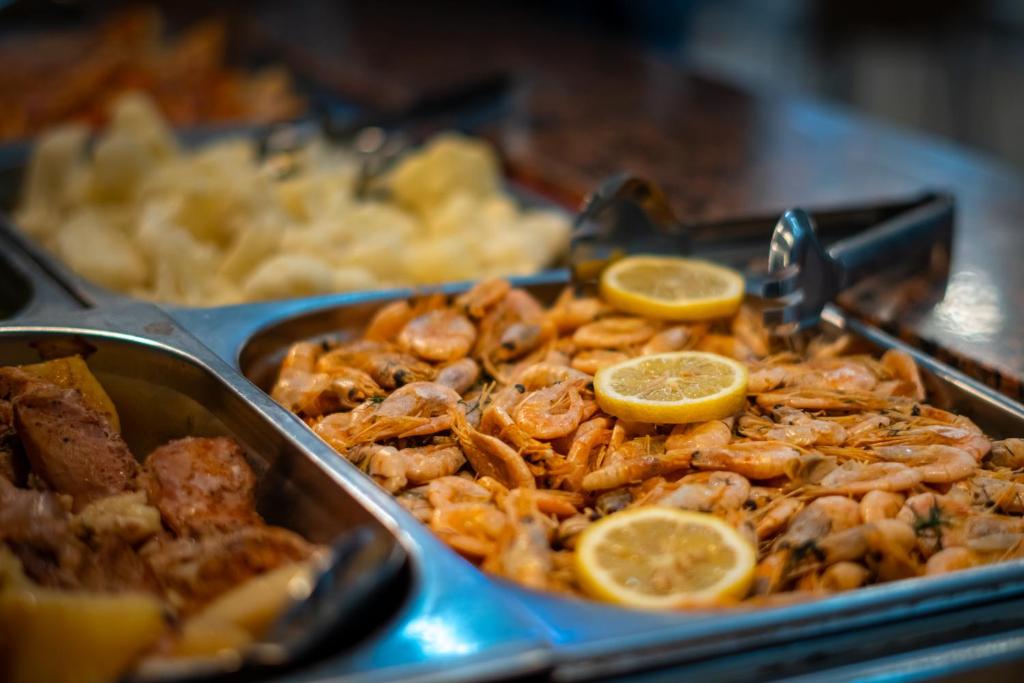 Garšīgi garneles ar citronu šķēlītēm, pasniegtas bufetē kopā ar citiem jūras produktiem. Ideāla izvēle jūras velšu mīļotājiem.