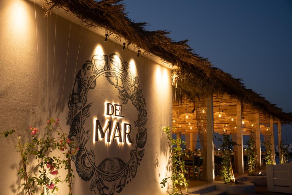 Restorāna "Del Mar" ieeja ar mājīgu apgaismojumu un dekoratīvām augu kompozīcijām, radot patīkamu atmosfēru.