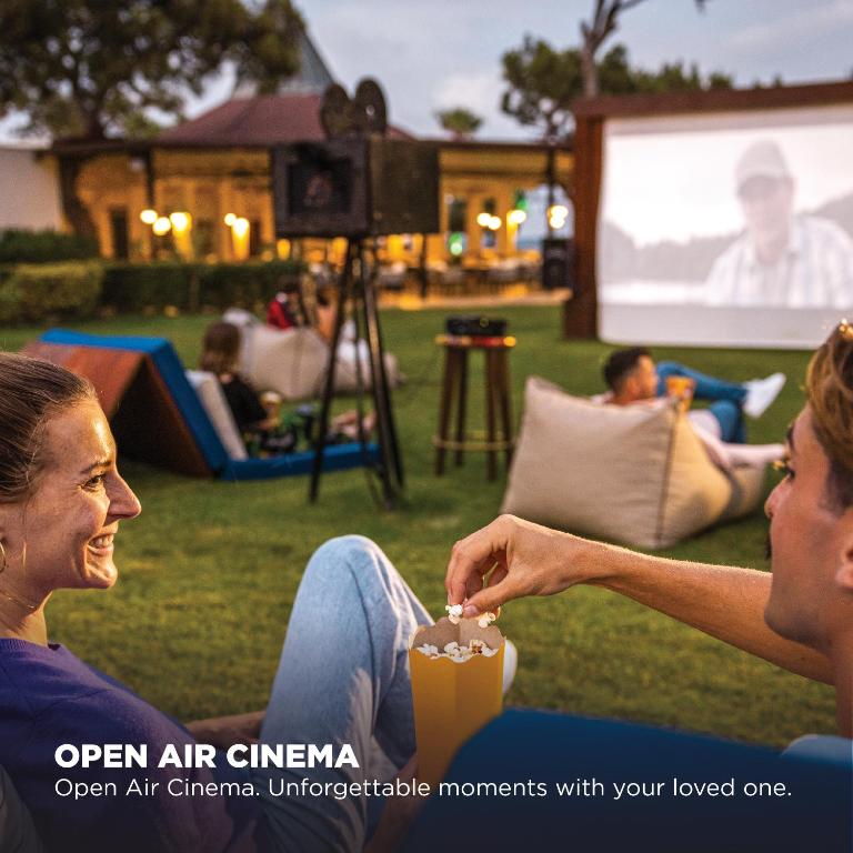 Ārtējo kinoteātri, kur divi cilvēki izbauda filmu, sēžot uz ērtiem krēsliem un baudot popkornu. Ideāla vieta neaizmirstamiem mirkļiem kopā ar mīļoto.