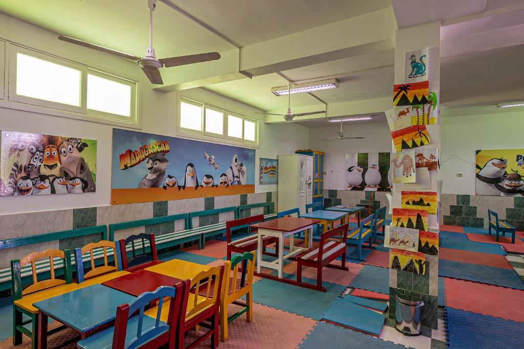 Krāšņa bērnu ēdamzāle ar 