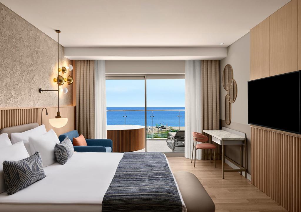 Moderns numurs ar skatu uz jūru viesnīcā Akra Sorgun Tui Blue Sensatori.