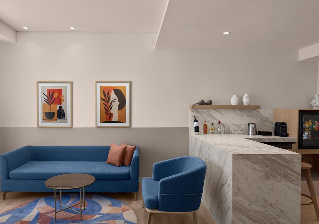 Mūsdienīgs viesnīcas numurs Akra Sorgun Tui Blue Sensatori ar elegantu interjeru.