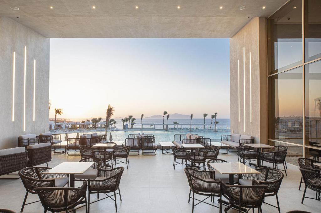 V Hotel Sharm El Shiekh terase ar skatu uz jūru un baseinu