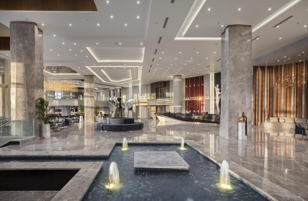 V Hotel Sharm El Shiekh modernā un greznā vestibila dizains.