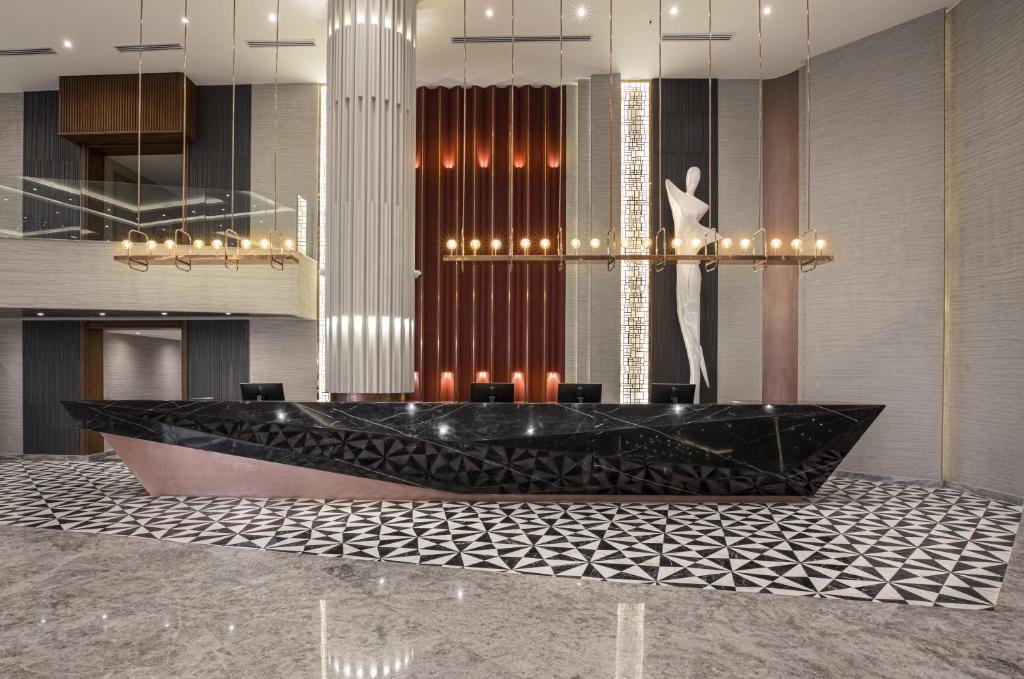 V Hotel Sharm El Shiekh modernā reģistratūra ar mākslas skulptūru