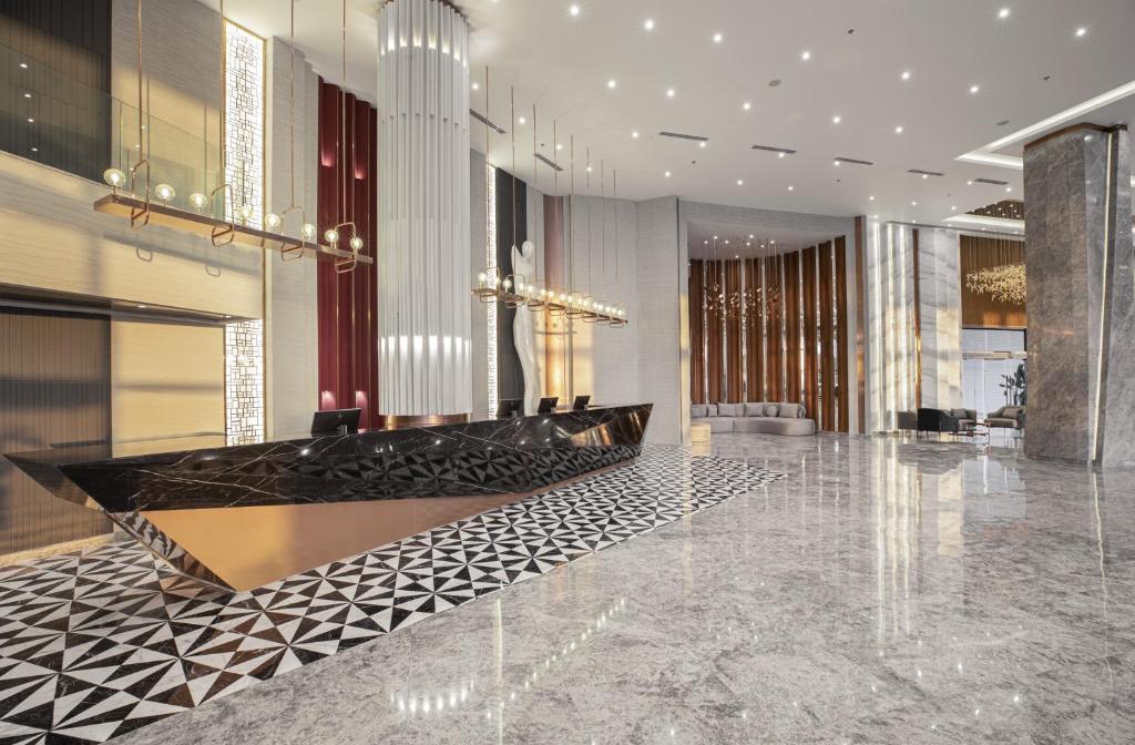 V Hotel Sharm El Shiekh modernā foajē ar izsmalcinātu interjeru.