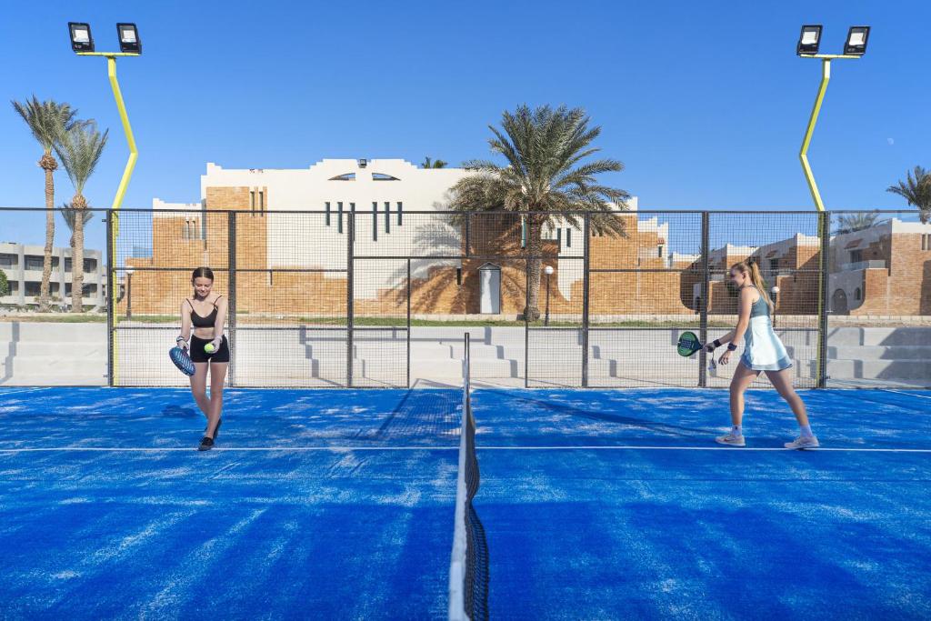 V Hotel Sharm El Shiekh padel tenisa korts ar spēlētājiem