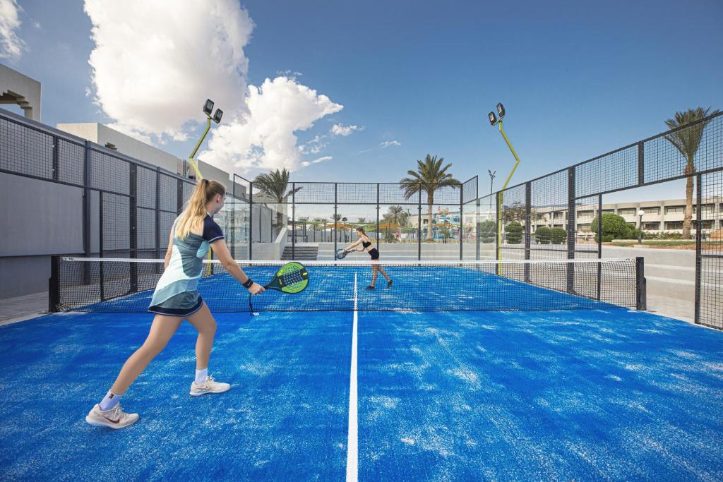 V Hotel Sharm El Shiekh tenisa laukums ar spēlētājiem