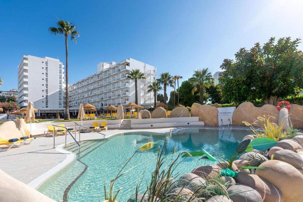 Peldbaseins ar saulessargiem un stāvošām palmām, apkārt modernām viesnīcām un zaļumiem. Ideāla vieta atpūtai un relaksācijai.