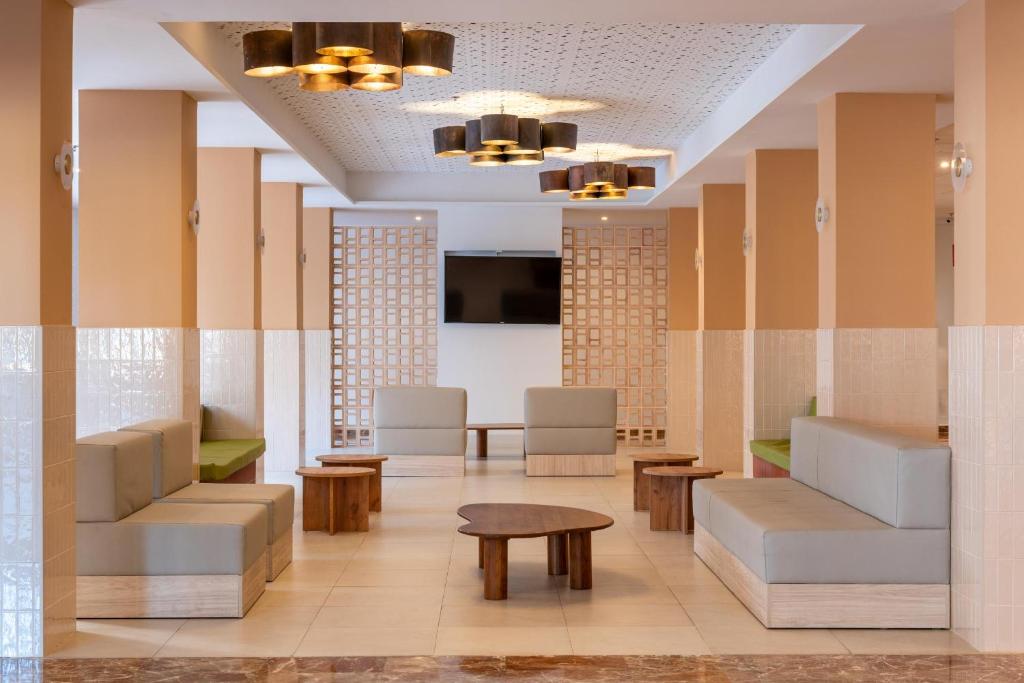 Mūsdienīgs viesnīcas uzgaidāmais ar ērtām dīvāniem un stilīgiem gaismas ķermeņiem, radot mājīgu atmosfēru. Interjerā ir izmantoti neitrāli toņi un koka akcenti.