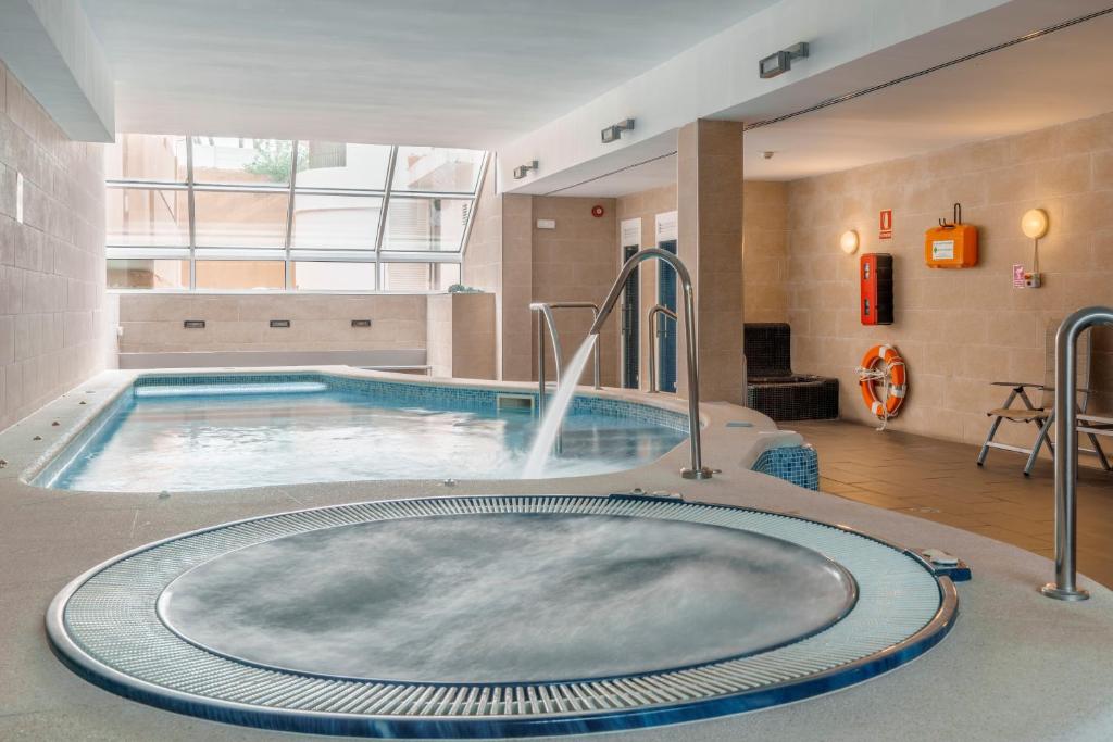 Mūsdienīgs iekštelpu spa ar baseinu un burbuļvannu, kurā ir stikla sienas un relaksējoša atmosfēra. Ideāla vieta atpūtai un relaksācijai.