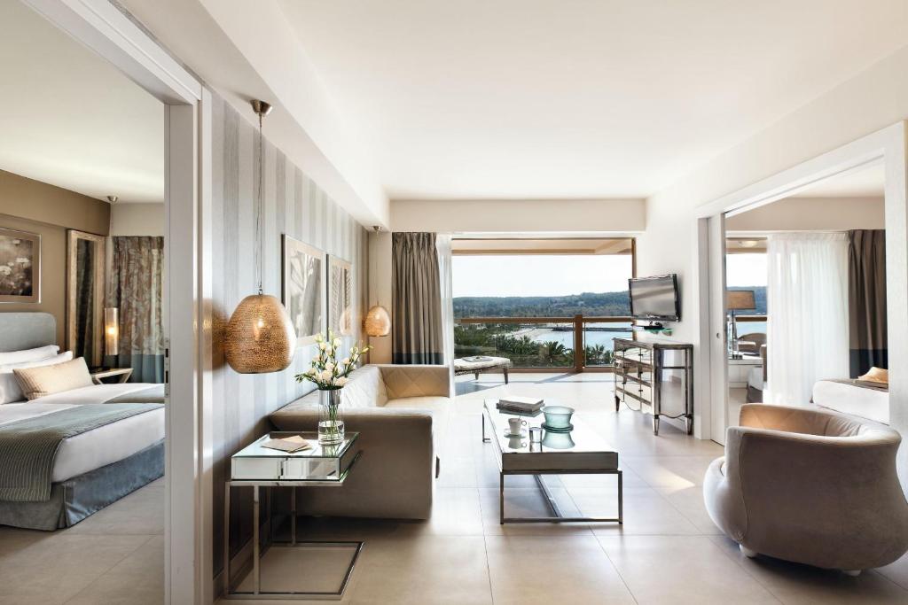 Mūsdienīgs viesnīcas numurs ar panorāmas skatu uz dabu, apvienojot elegantu interjeru un komfortu. Gaismas elementi un stilīgas mēbeles rada patīkamu atmosfēru.