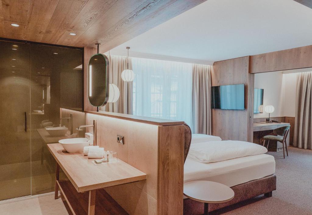 Moderns viesnīcas numurs ar koka akcentiem, elegantu vannas istabu un labiekārtotu telpu, kas apgaismota ar mūsdienīgām lampām. Numurā ir divi televizori un stilīga darba zona.